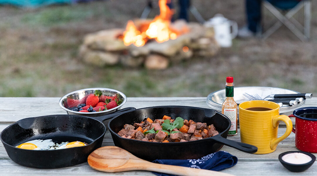 Gourmet på stormkök – så lagar du lyxig mat utomhus utan att släpa ett helt kök