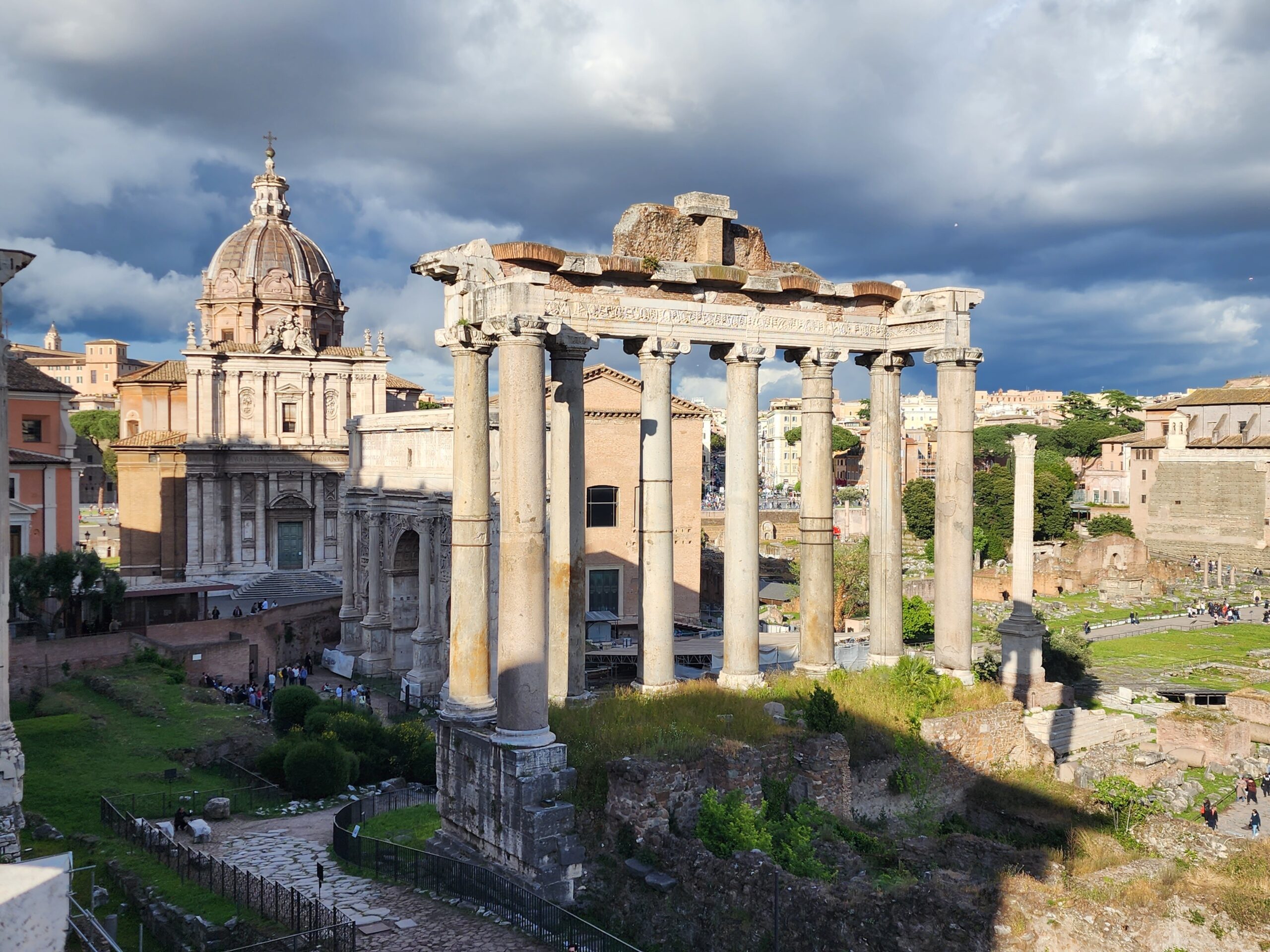Forum Romanum – där det antika Roms historia fortfarande ligger öppen