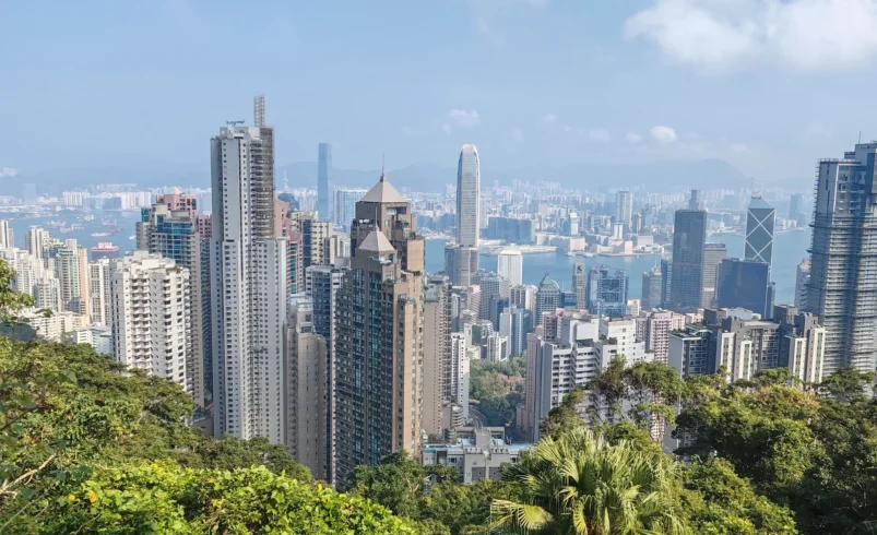 Hong Kong – skyskrapor, dim sum och gröna berg vid havet