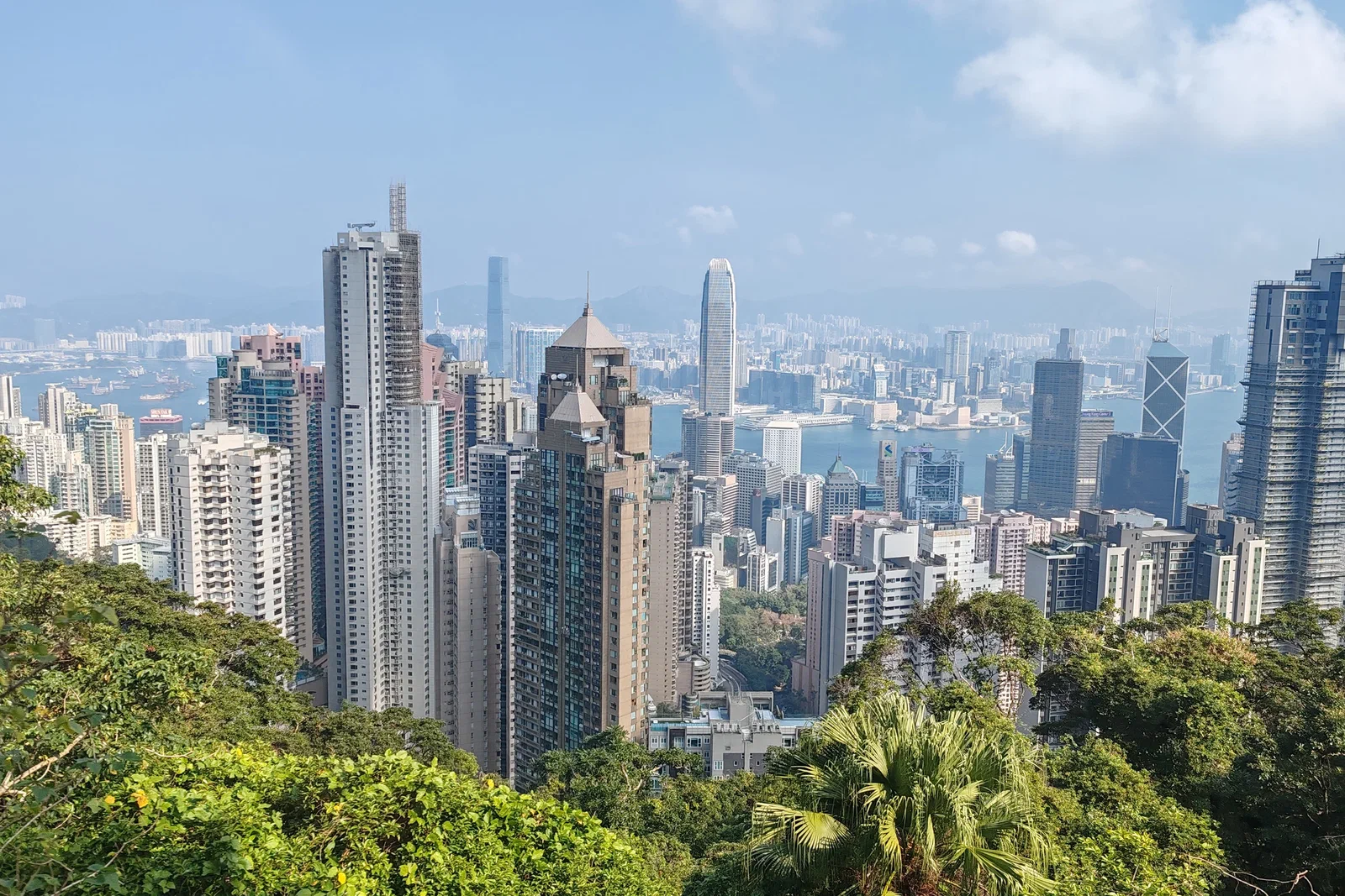 Hong Kong – skyskrapor, dim sum och gröna berg vid havet